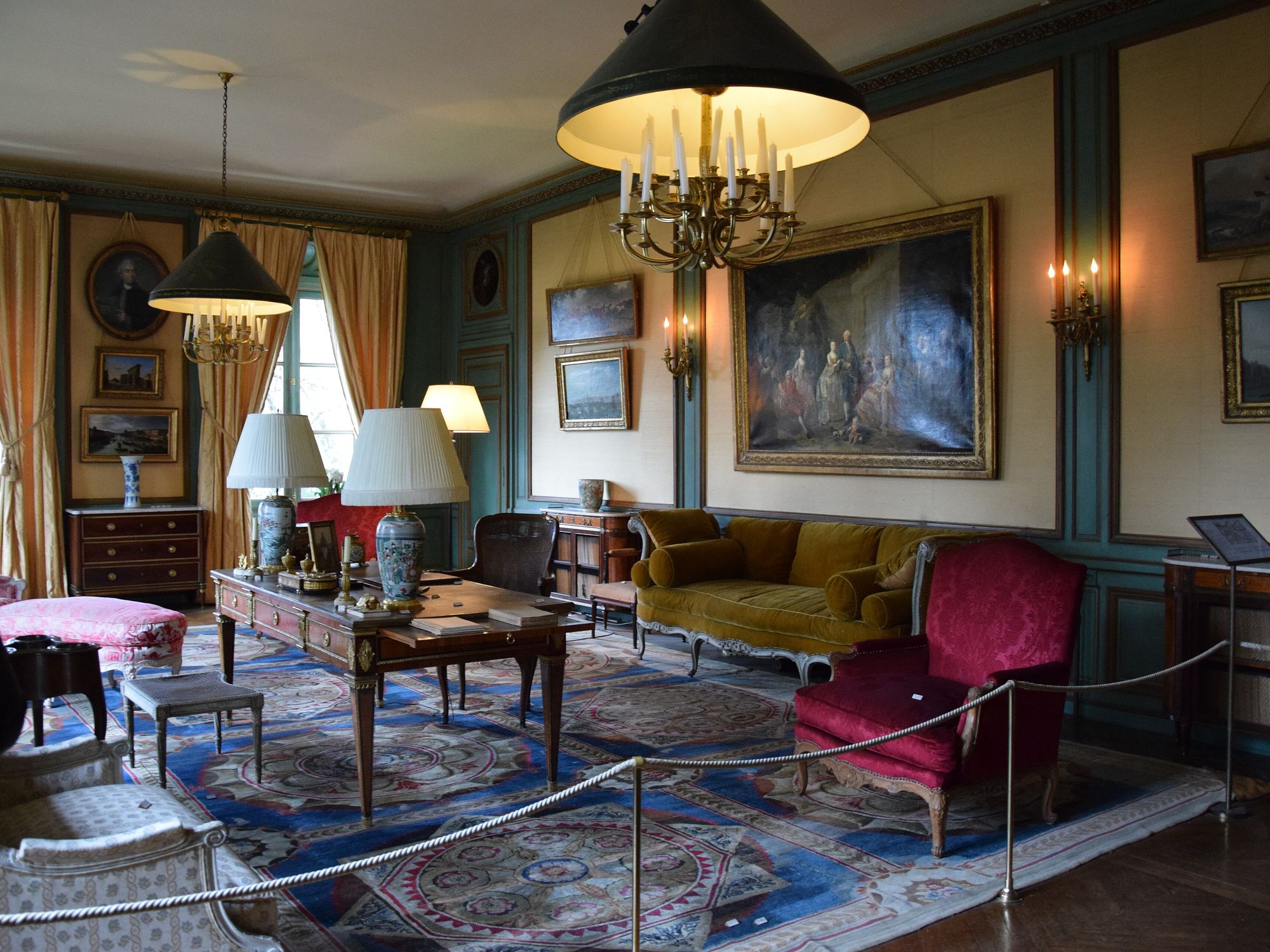 Der Blaue Salon des Musée Nissim de Camondo in Paris, alte Gemälde, Möbel des 18. Jahrhunderts und Teppich