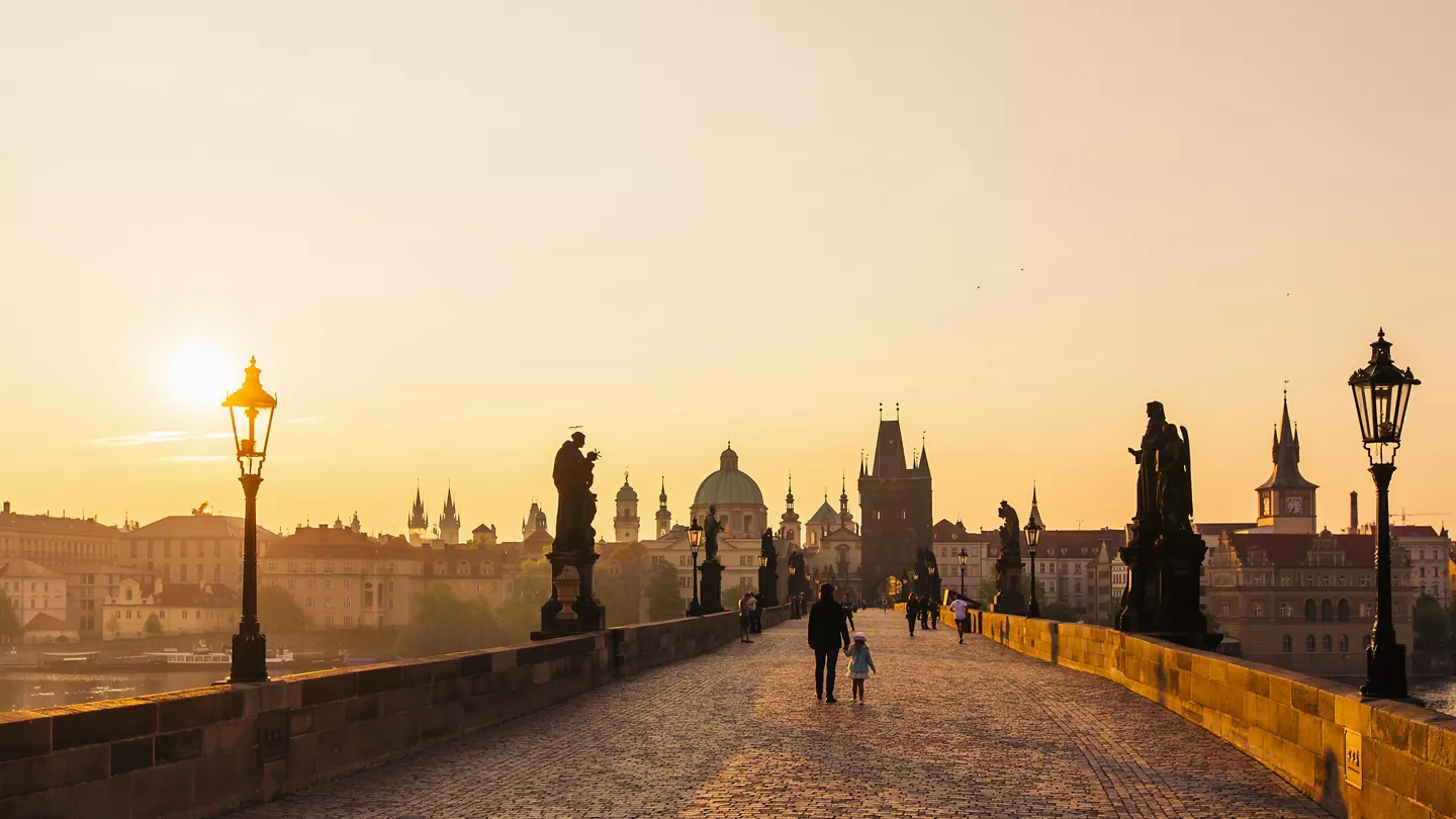 Vue panoramique de Prague, Pont Charles et vieille ville au coucher du soleil