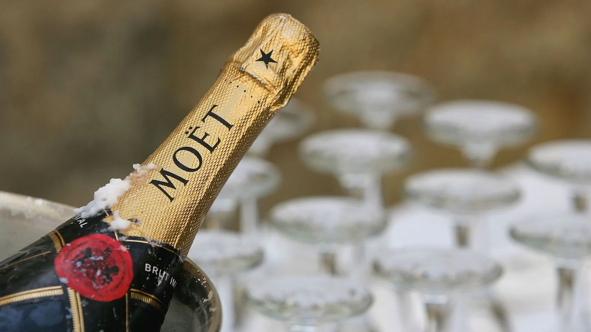 Dom Pérignon vs Krug: Dvě Filozofie Prestižního Šampaňského