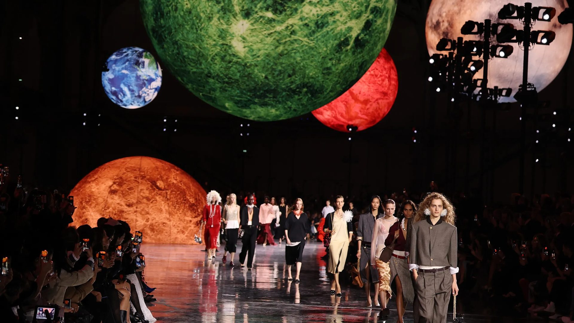 Paris Fashion Week Ženy JL 2027 : Kompletní Průvodce & Luxusní Konciergerie (28. září – 6. října 2026)