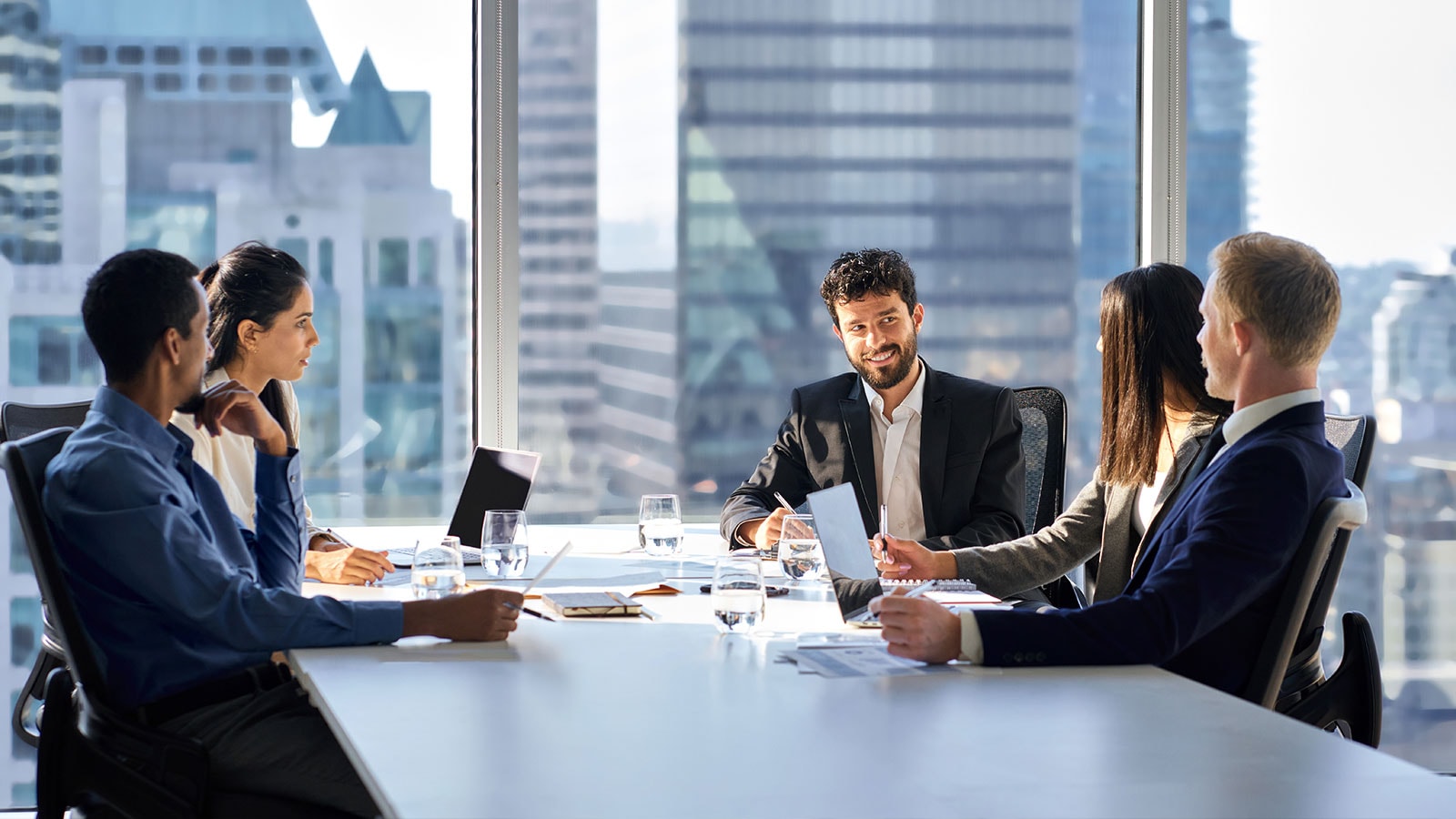Conciergerie privée vs family office vs single-family office : qui fait quoi pour un UHNWI ?