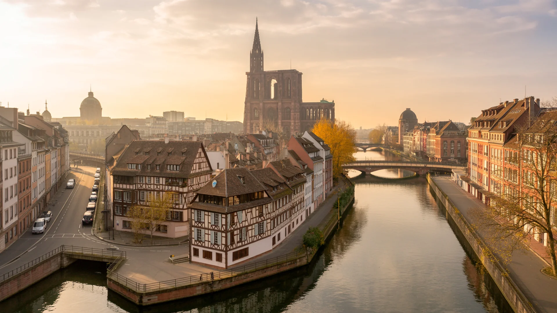 Letecký pohled na Štrasburk ve zlaté hodině — Petite France, katedrála a Neustadt