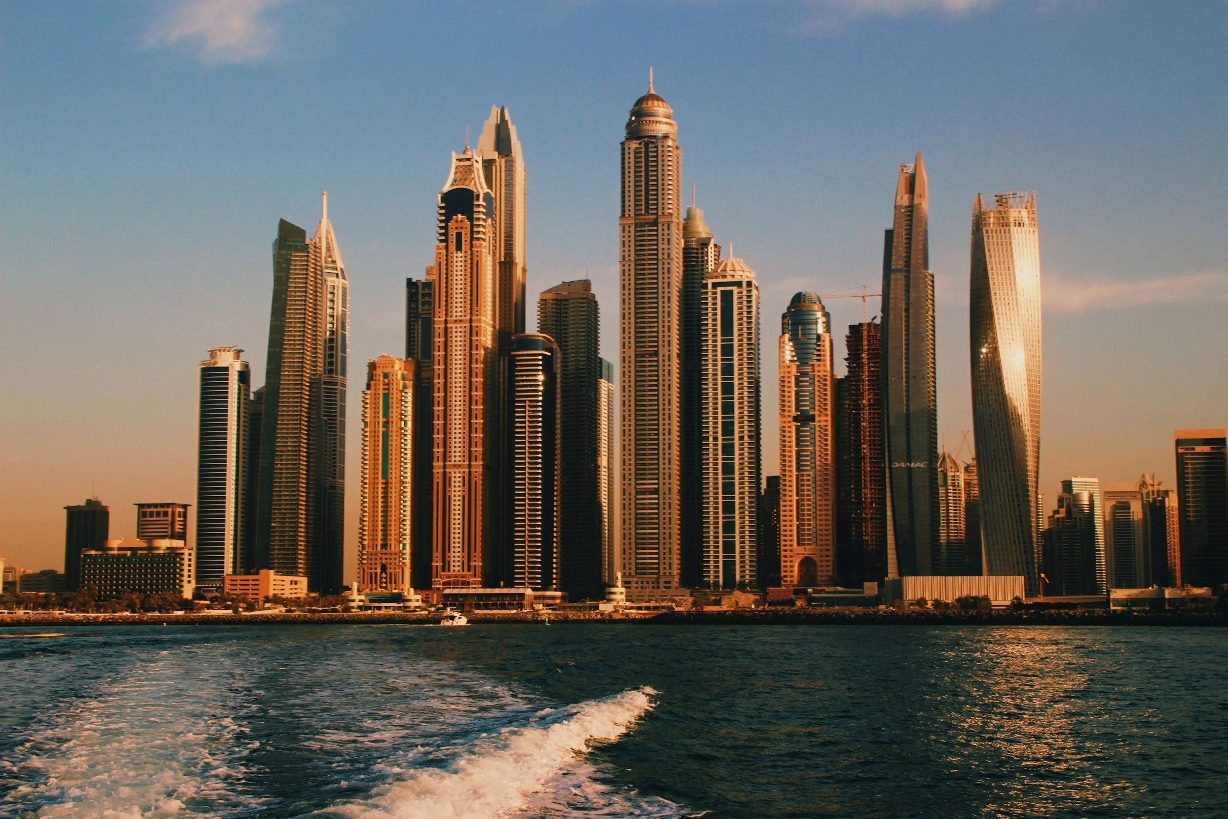 Panorama de Dubaï Marina au coucher du soleil avec gratte-ciel et yachts