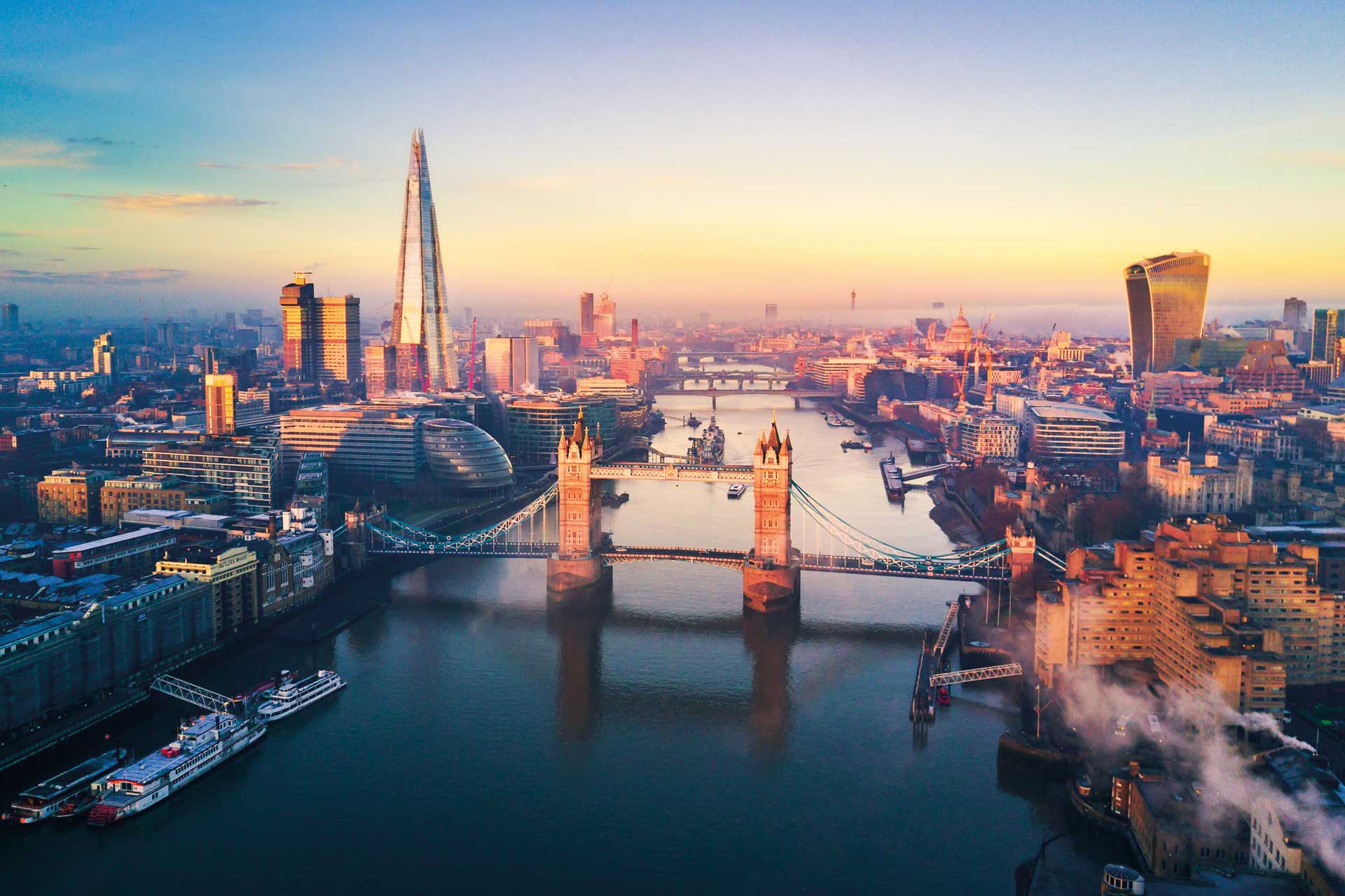 Panorama de Londres au crépuscule avec la Tamise et les quartiers de prestige