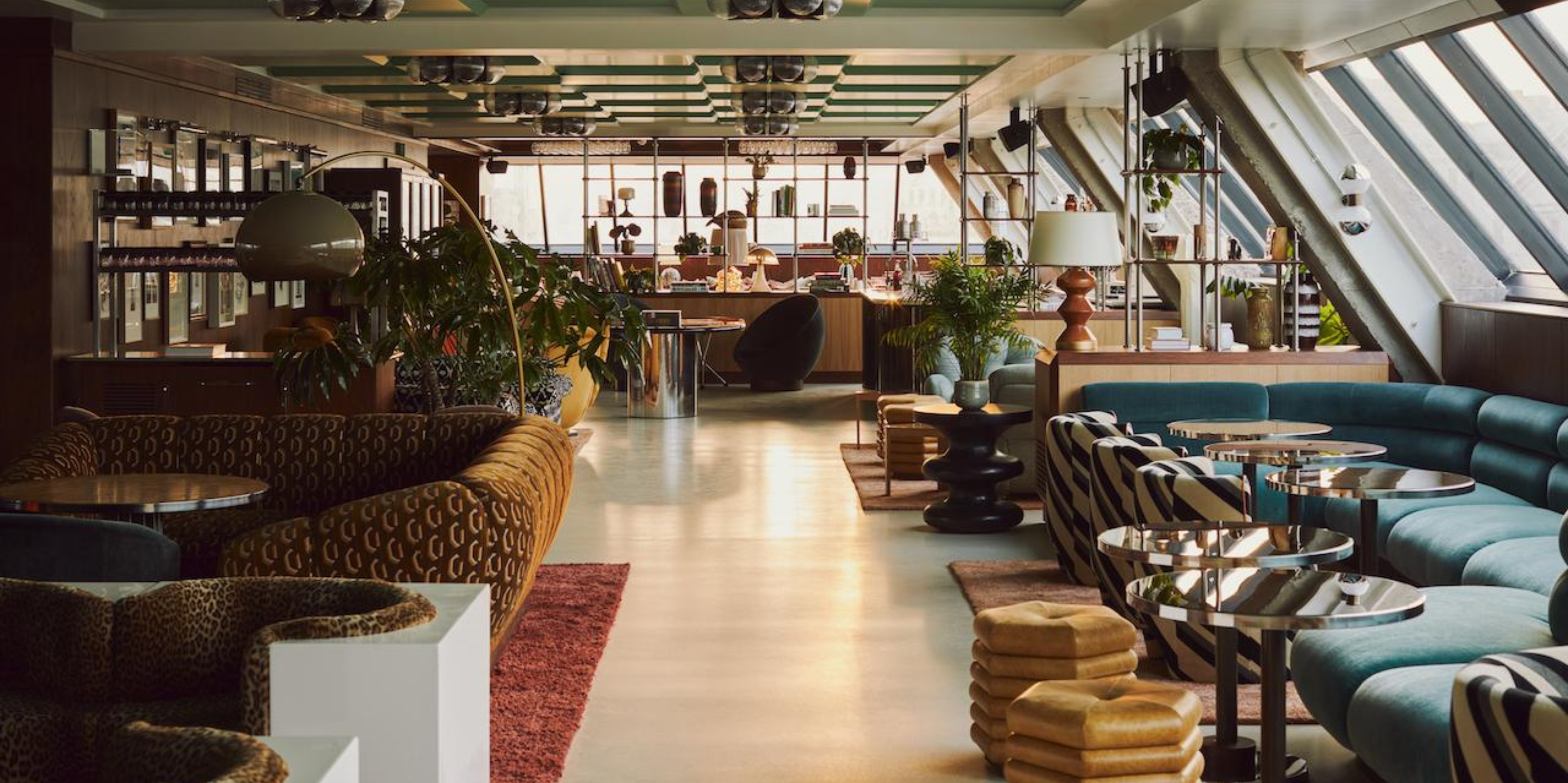 Salon d'un club privé londonien ultra-luxe aux boiseries raffinées