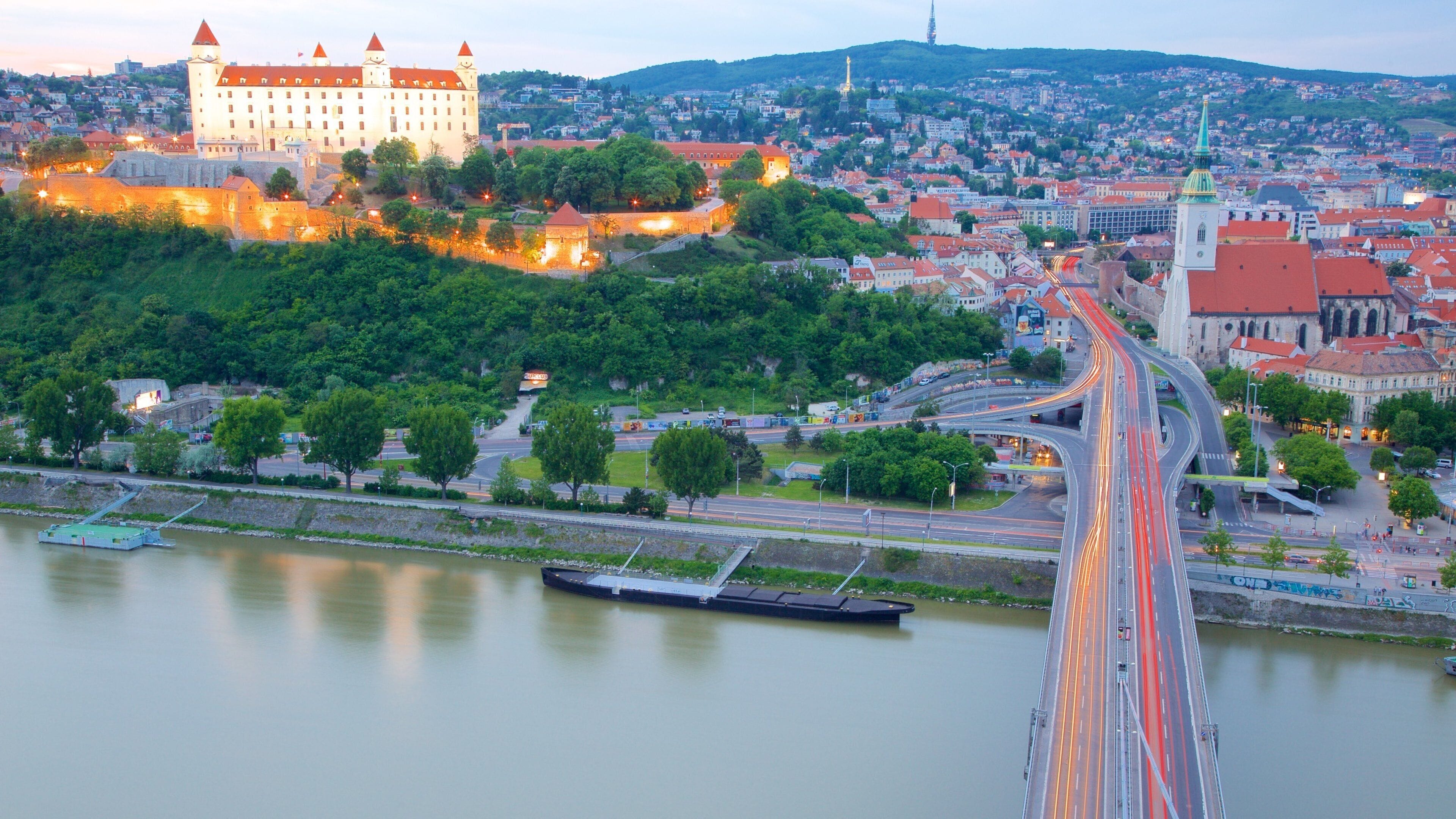 Château de Bratislava et le Danube au crépuscule