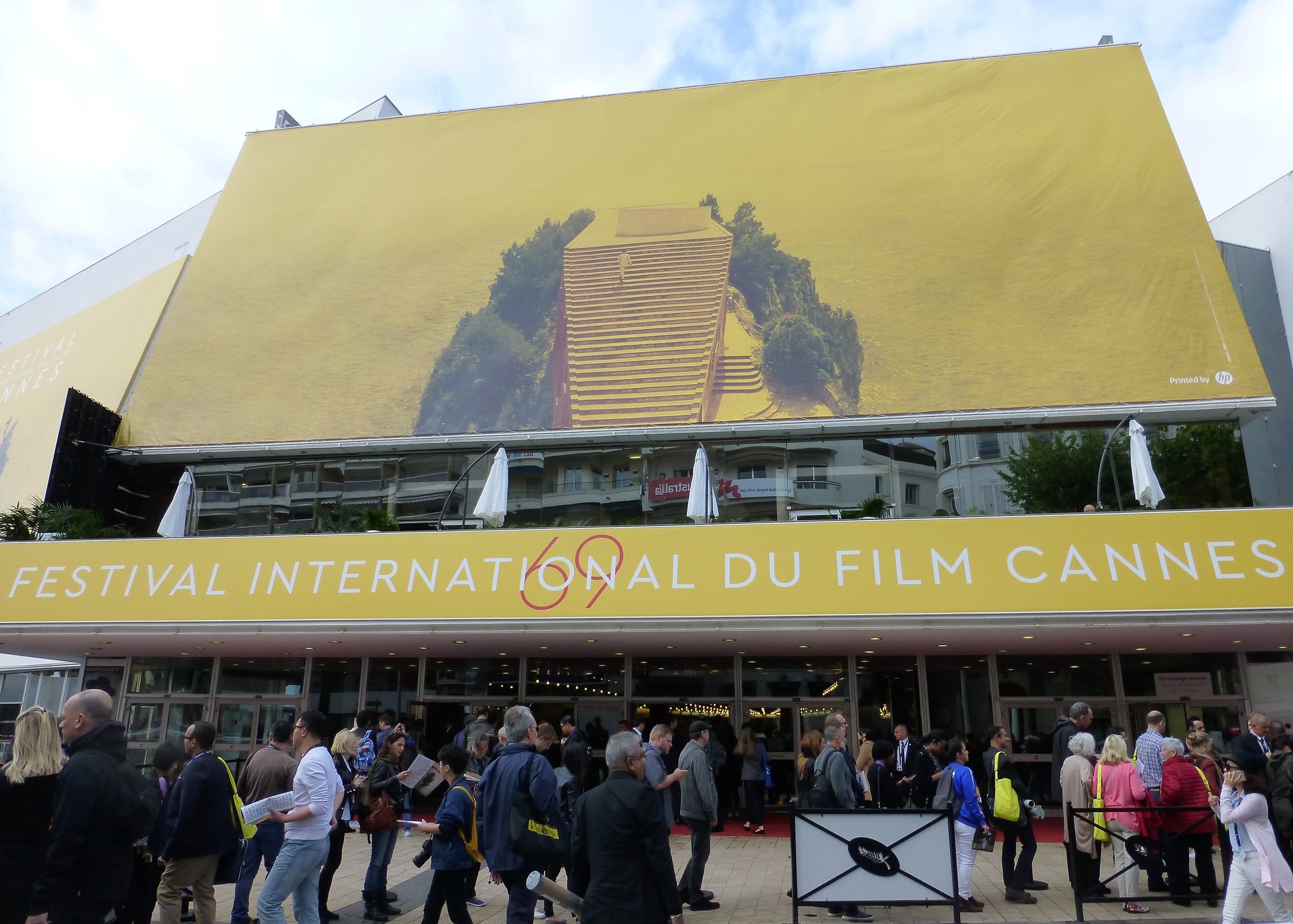 Fassade des Palais des Festivals mit dem offiziellen Plakat der Filmfestspiele von Cannes