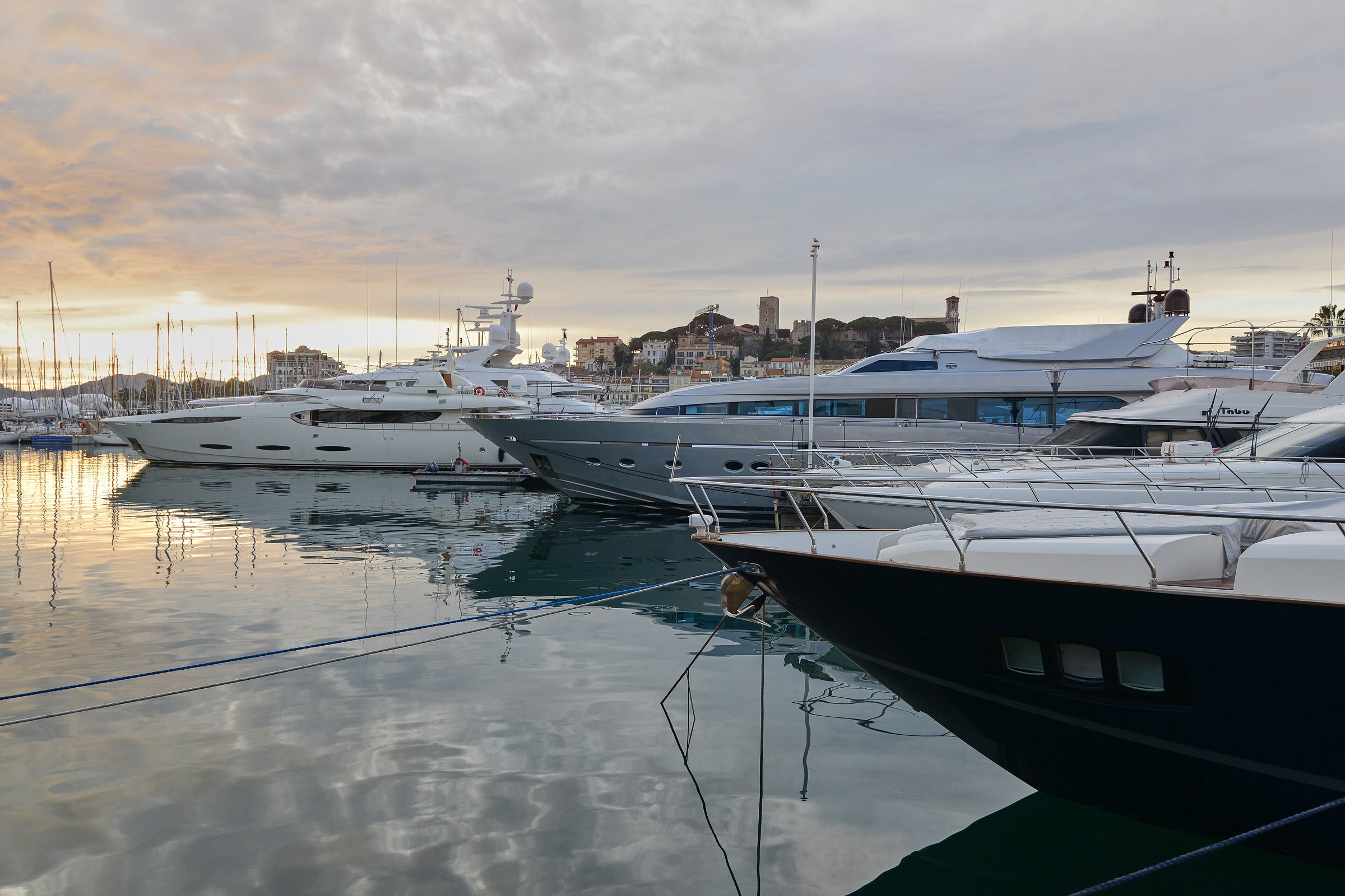 Yachten im Alten Hafen von Cannes in der Dämmerung, dahinter Le Suquet