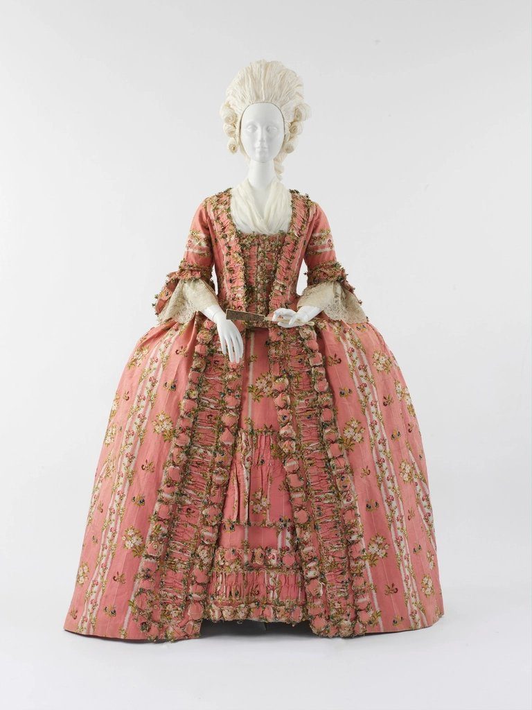 Robe à la française aus dem 18. Jahrhundert aus broschierter Seide, Archivstück des Metropolitan Museum of Art