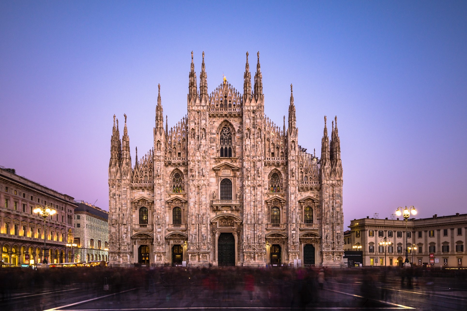 La cathédrale de Milan (Duomo) à l’heure bleue