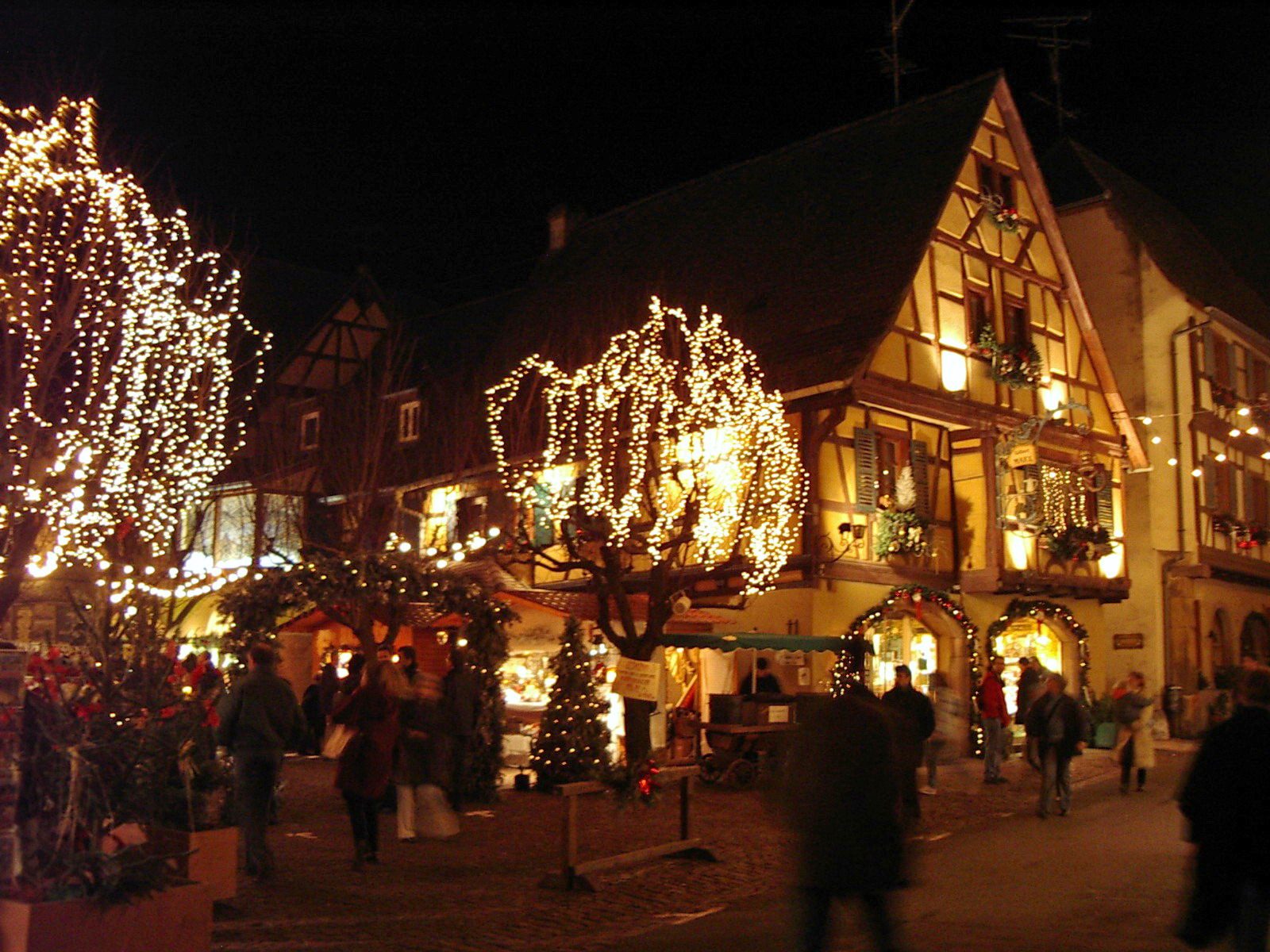 Der Weihnachtsmarkt in Eguisheim privat: das Runddorf im Lichterglanz