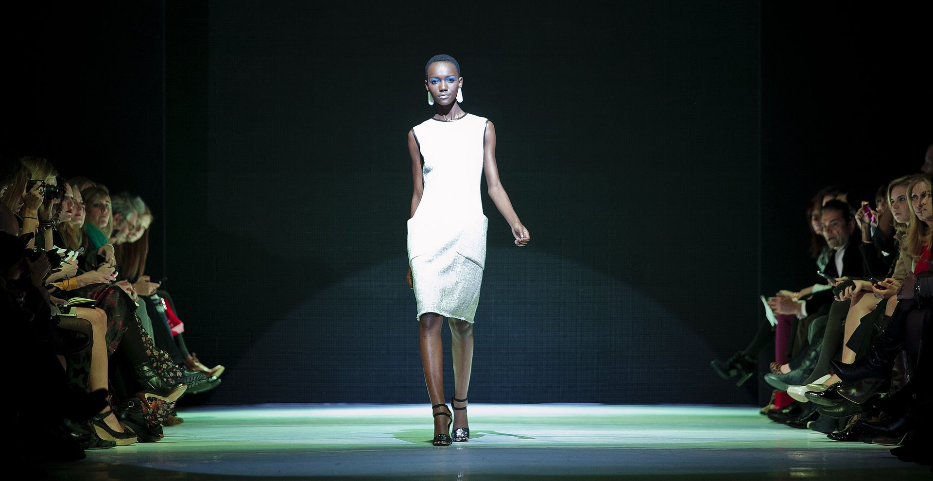 Assister à un défilé Haute Couture : est-ce possible sans invitation ?